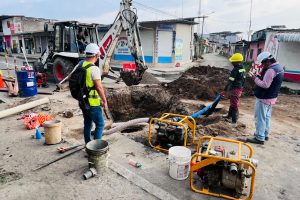 Retoman trabajos de alcantarillado en la calle Loja de La Concordia tras años de suspensión