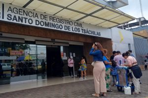 Retrasos en entrega de cédulas afectan a usuarios del Registro Civil en Santo Domingo