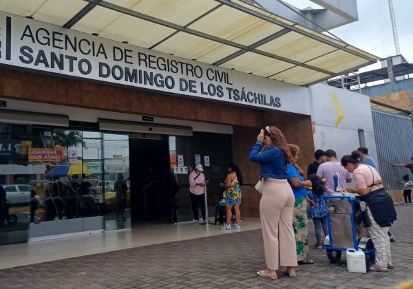 Retrasos en entrega de cédulas afectan a usuarios del Registro Civil en Santo Domingo