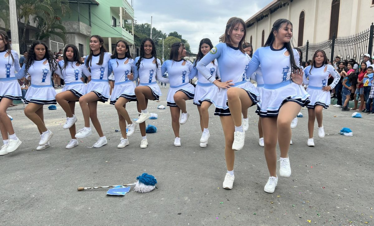 Estudiantes de varios planteles educativos pusieron la alegría en el desfile.