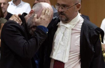 Roberto Saviano obtiene justicia, 17 años después, y llora amargamente en el tribunal.