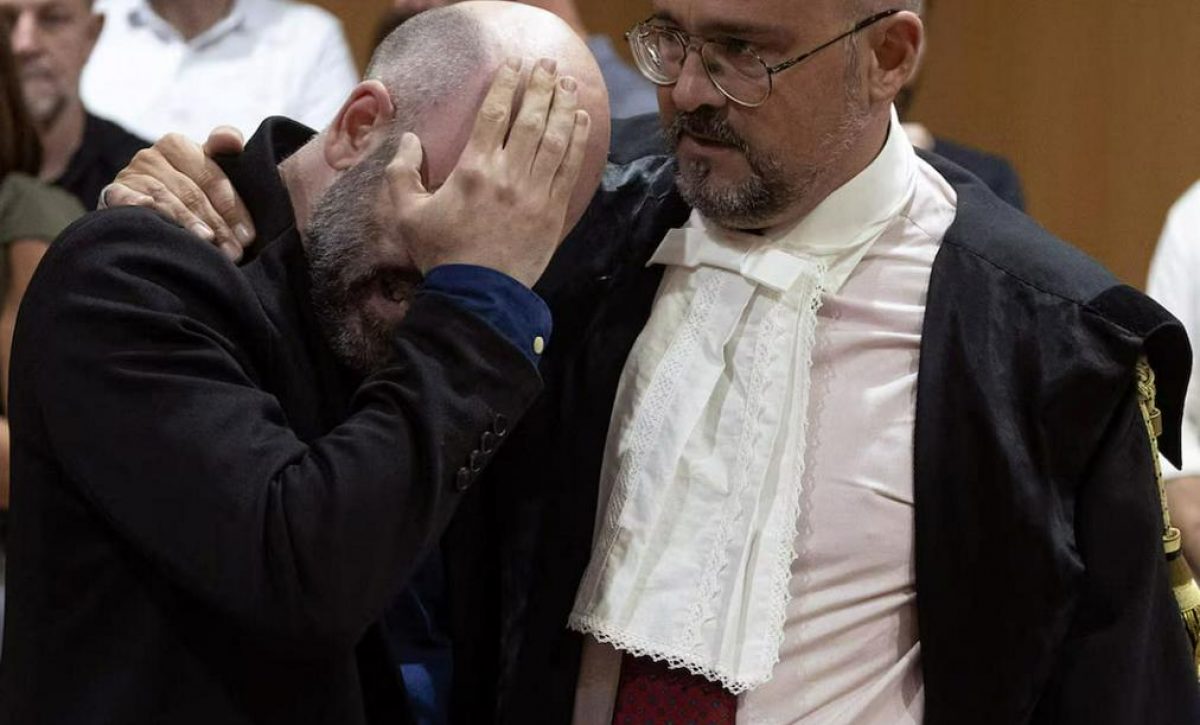 Roberto Saviano obtiene justicia, 17 años después, y llora amargamente en el tribunal.