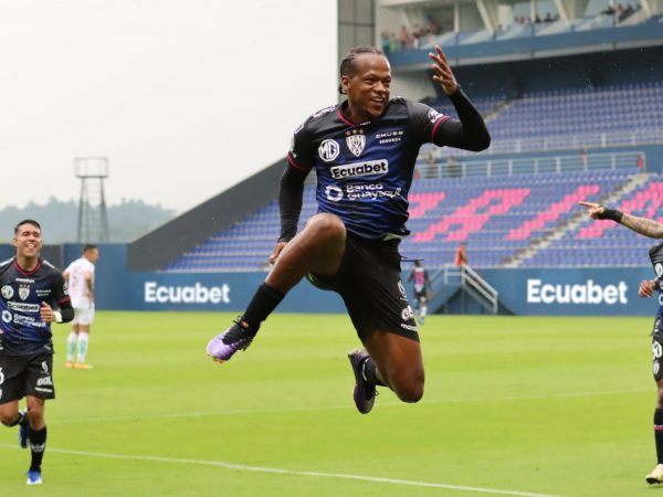 Romario Ibarra rescinde su contrato con Independiente del Valle.
