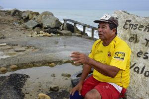 Ever Zambrano, habitante de San Jacinto, recuerda que hace unas décadas el mar estaba lejos del malecón.