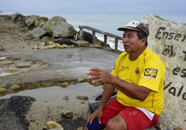 Ever Zambrano, habitante de San Jacinto, recuerda que hace unas décadas el mar estaba lejos del malecón.