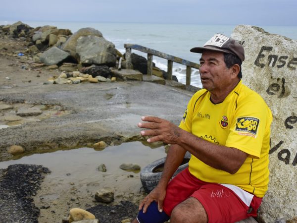 Ever Zambrano, habitante de San Jacinto, recuerda que hace unas décadas el mar estaba lejos del malecón.