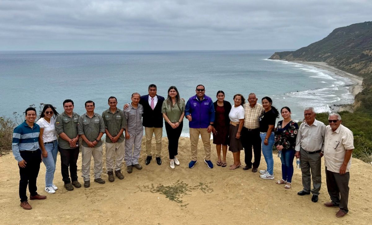 Dirigentes de San Lorenzo, junto a funcionarios del Ministerio de Ambiente y Energía.