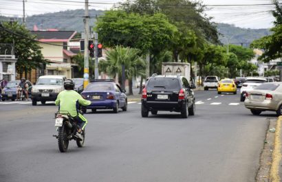 Un motociclista cruza el semáforo con la luz roja, en la avenida Reales Tamarindos, en Portoviejo.
