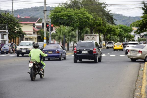 Un motociclista cruza el semáforo con la luz roja, en la avenida Reales Tamarindos, en Portoviejo.