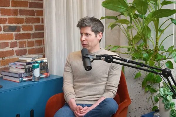 Sam Altman, CEO de OpenAI, ha alertado sobre los peligros de IA.