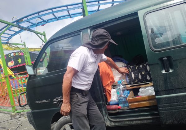 Santo Domingo: Durmiendo en busetas y armando diversión: el esfuerzo oculto de los juegos mecánicos