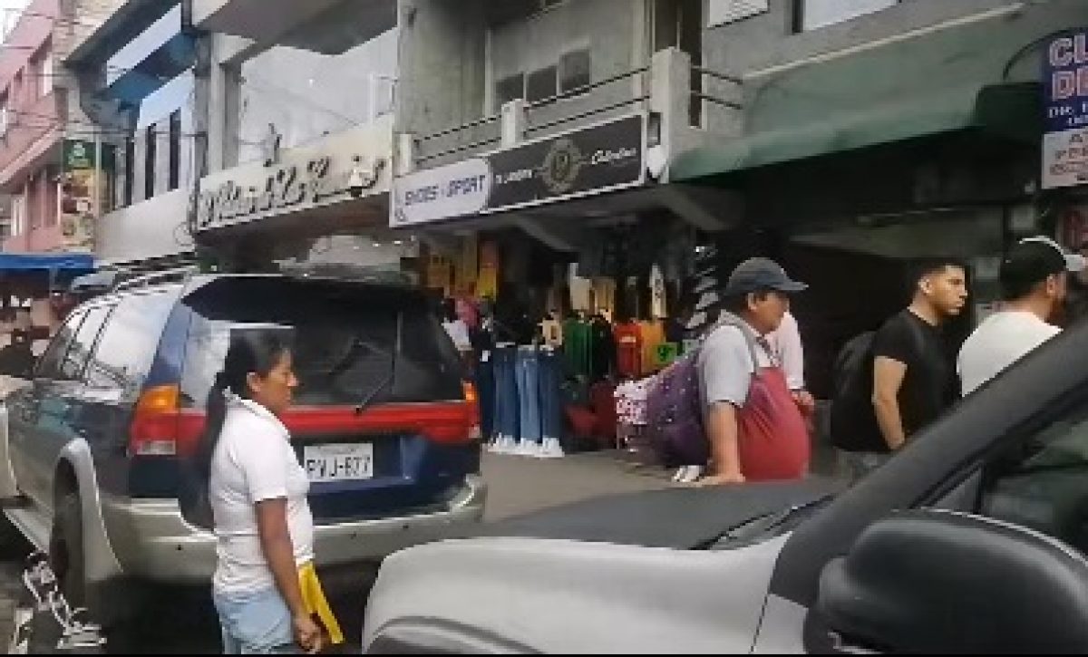 Santo Domingo comerciantes quedan sin poder vender porque autos bloquean sus puestos en la peatonal