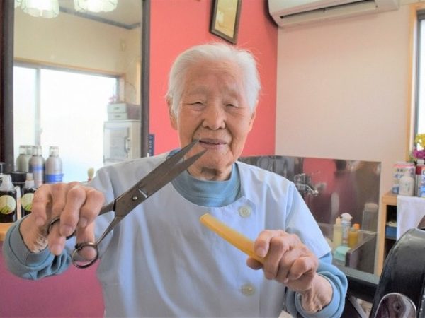 Shitsui Hakoishi, una japonesa de 108 años, ha sido reconocida por Guinness World Records como la barbera más longeva del mundo.
