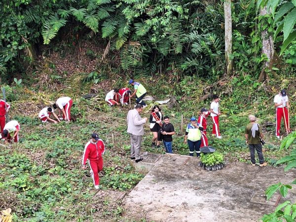 Siembran 328 plantas por el Día del Ambiente en mercado mayorista de Santo Domingo de los Tsáchilas
