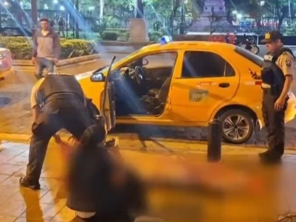 A un taxista lo asesinaron a tiros frente al Parque Centenario, en Guayaquil. El crimen ocurrió la noche del lunes 23 de junio de 2025,