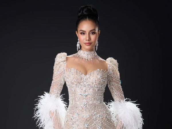 Suchata Chuangsri le da su primera corona de Miss World a Tailandia
