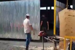 Sujetos armados irrumpieron en un taller mecánico de Babahoyo, Los Ríos, y terminaron con la vida de una mujer. (Captura de pantalla ND).