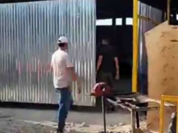 Sujetos armados irrumpieron en un taller mecánico de Babahoyo, Los Ríos, y terminaron con la vida de una mujer. (Captura de pantalla ND).