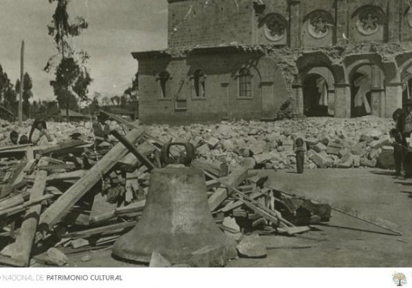 Escombros de la Iglesia de Santa Rosa, luego del terremoto de Ambato de 1949. Archivo Histórico del Guayas.