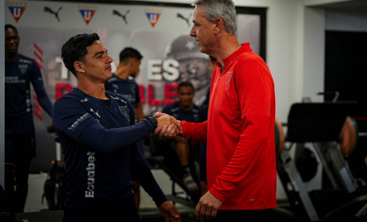 Tiago Nunes , nuevo entrenador de Liga de Quito, saluda a Alexander Alvarado