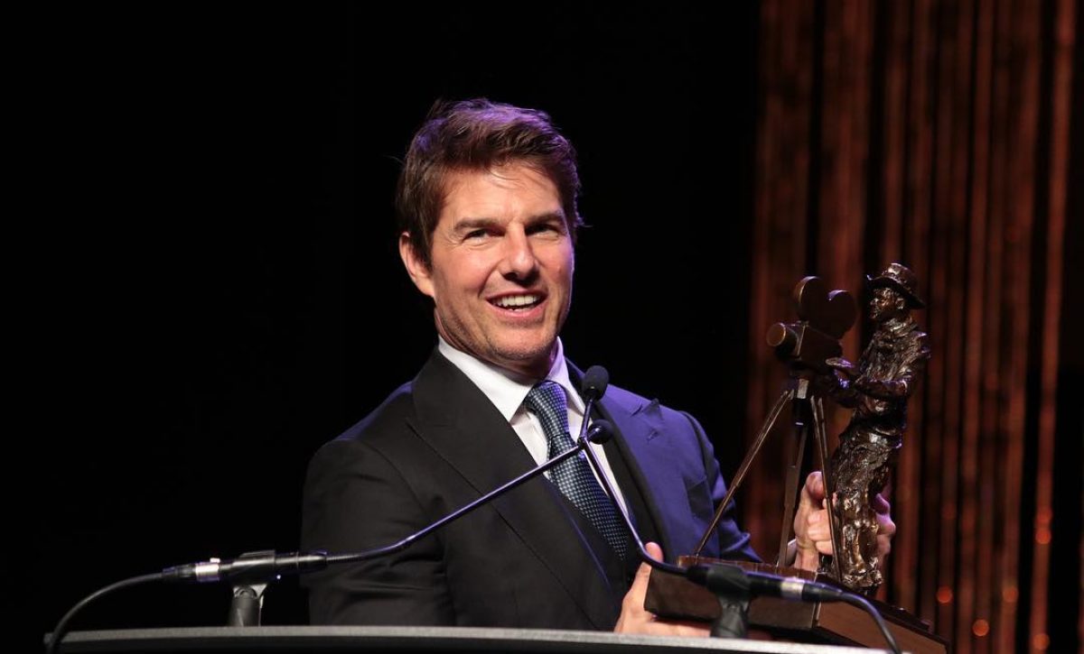 Tom Cruise rompe récord Guinness con 16 saltos en paracaídas en llamas en "Misión Imposible"