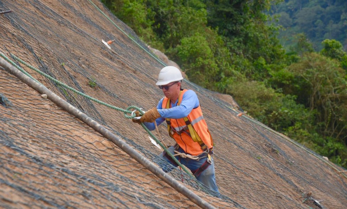 Trabajos de estabilización de talud en el km 83 de la vía Alóag-Santo Domingo alcanzan el 70 % de avance
