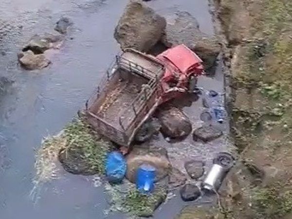 Tragedia en El Carmen: dos hombres mueren al caer camioneta al río Chísparo