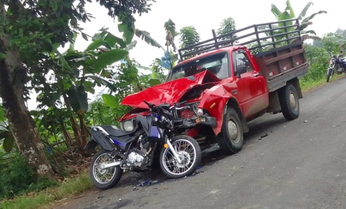 accidente de tránsito, El Carmen, choque frontal, motociclista fallecido, vía Tigrillo, fuga del conductor
