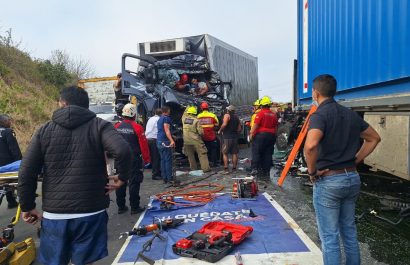 Tres heridos tras fuerte accidente de tránsito entre un camión y un tráiler en la vía la Pila-Jipijapa