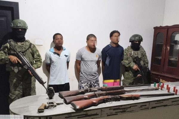 Tres presuntos miembros de “Los Chukys” fueron detenidos en Quinindé durante operativo militar