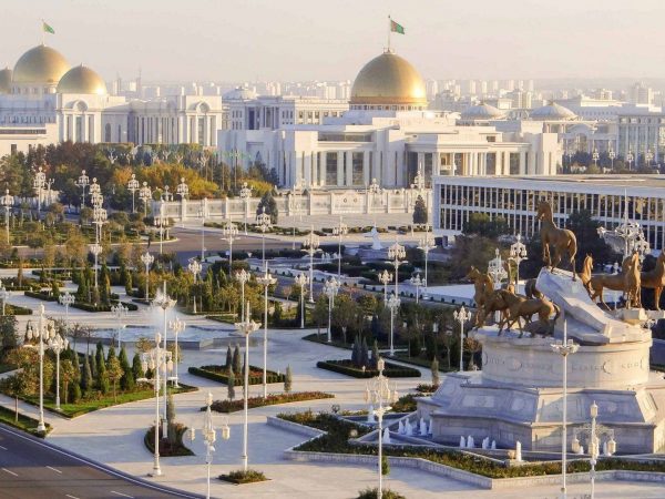 En Turkmenistán se imponen prohibiciones insólitas como teñirse el pelo, mencionar el coronavirus, conducir autos que no sean blancos y que los menores de 40 años lleven barba, entre otras restricciones.