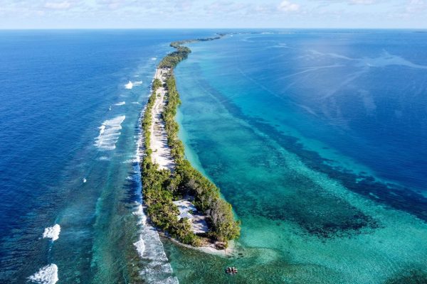 Vista aérea del extremo sur de la isla de Funafuti, en Tuvalu. En todo el mundo, el aumento del nivel del mar está invadiendo las regiones costeras. (foto National Geographic).