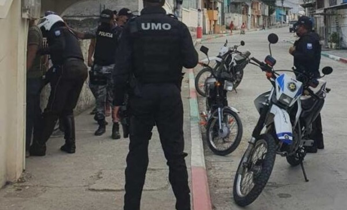 Un ataque armado registrado en una parada de buses del barrio Aire Libre, al sur de Esmeraldas, dejó un hombre asesinado y un menor de edad herido.