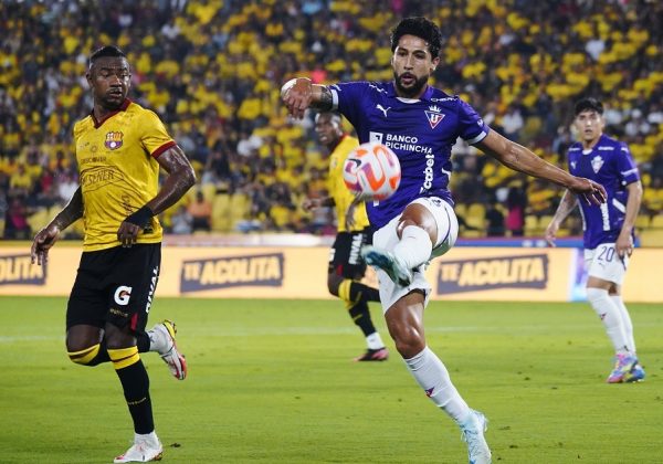 Un bonito gol de Fernando Cornejo al minuto 36 aseguró el triunfo de Liga de Quito por 1-0 sobre Barcelona SC en el estadio Monumental