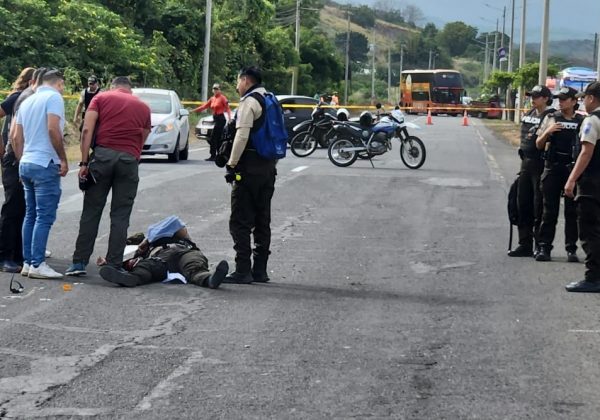 Un cabo primero de la Policía Nacional, identificado como Cristhian Paúl Chávez, fue asesinado la mañana de este miércoles 2 de julio en la vía Portoviejo–Montecristi.