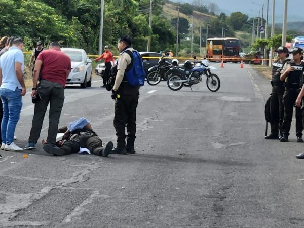 Un cabo primero de la Policía Nacional, identificado como Cristhian Paúl Chávez, fue asesinado la mañana de este miércoles 2 de julio en la vía Portoviejo–Montecristi.