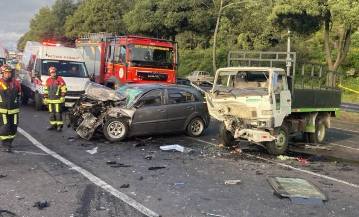 Un choque entre un automóvil liviano y un camión dejó una persona fallecida y tres heridos en la avenida Simón Bolívar, sector La Argelia, al sur de Quito.