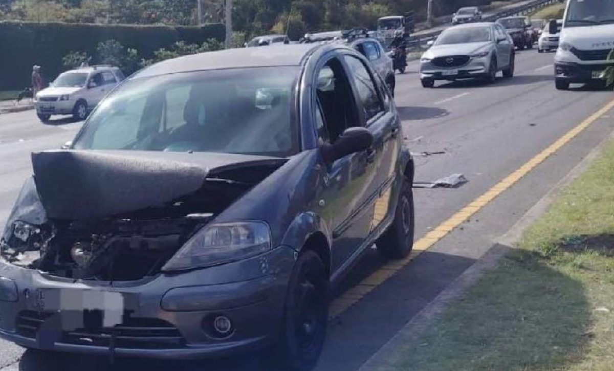 Un choque múltiple que involucró a seis vehículos, incluido un camión, se registró en la Ruta Viva, en el nororiente de Quito,