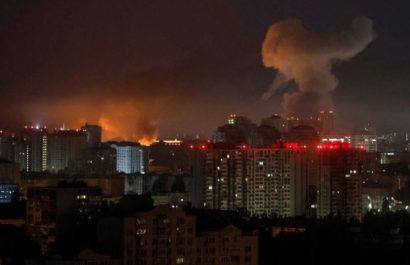 Un edificio residencial de cinco pisos en la ciudad de Alioshki, región de Jersón, se derrumbó tras un ataque aéreo ucraniano.