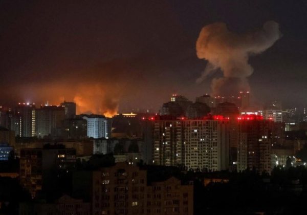 Un edificio residencial de cinco pisos en la ciudad de Alioshki, región de Jersón, se derrumbó tras un ataque aéreo ucraniano.