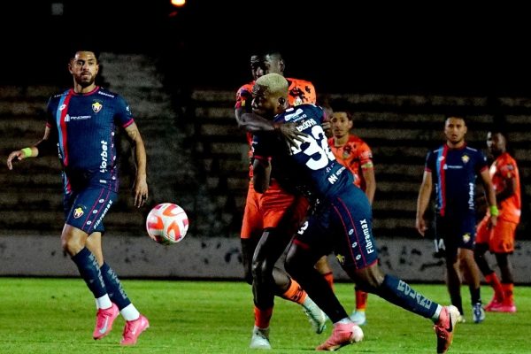 Un emocionante encuentro, en el que hubo cuatro goles, disputaron El Nacional y Libertad FC en el estadio La Cocha de Latacunga.