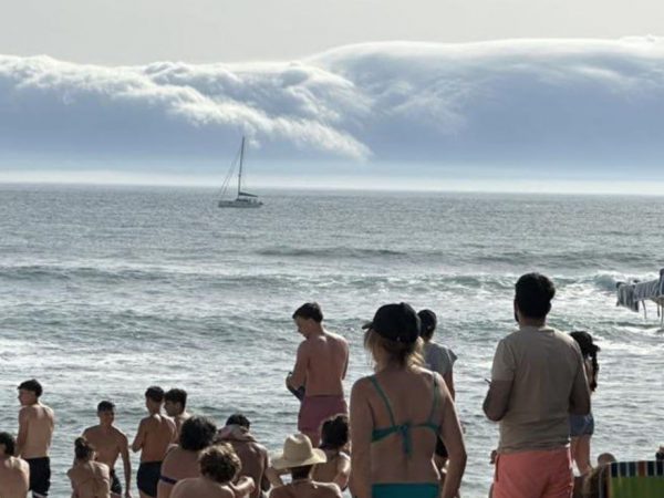 Un fenómeno atmosférico inusual, descrito como un tsunami de nubes, afectó este lunes 30 de junio de 2025 a tres ciudades costeras de Portugal.