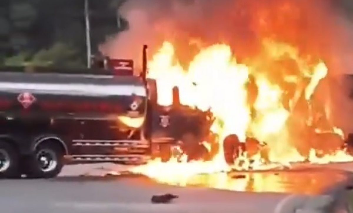 Un grave accidente de tránsito entre un tráiler y un tanquero de combustibles dejó un fallecido y provocó un incendio vehicular.