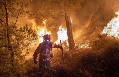 Un hombre falleció y miles de personas han resultado evacuadas en España debido a una serie de incendios forestales que azotan varias regiones.