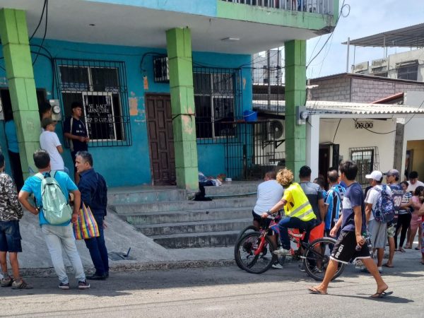 Un hombre fue asesinado en el portal de una vivienda en pleno centro de Manta.