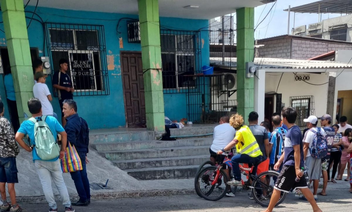 Un hombre fue asesinado en el portal de una vivienda en pleno centro de Manta.