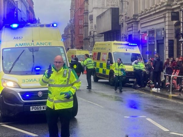 Un hombre resultó detenido tras protagonizar con su vehículo un atropello masivo afectando a varias personas en el centro de Liverpool, Inglaterra.