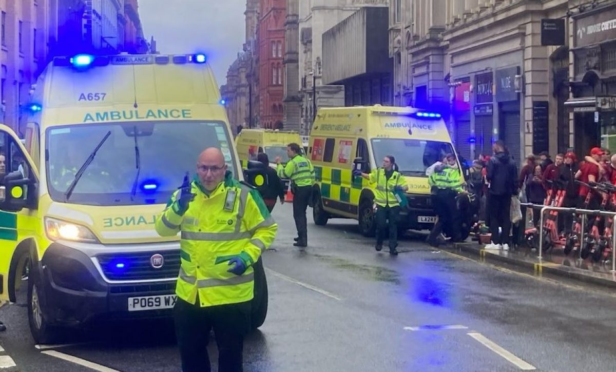 Un hombre resultó detenido tras protagonizar con su vehículo un atropello masivo afectando a varias personas en el centro de Liverpool, Inglaterra.