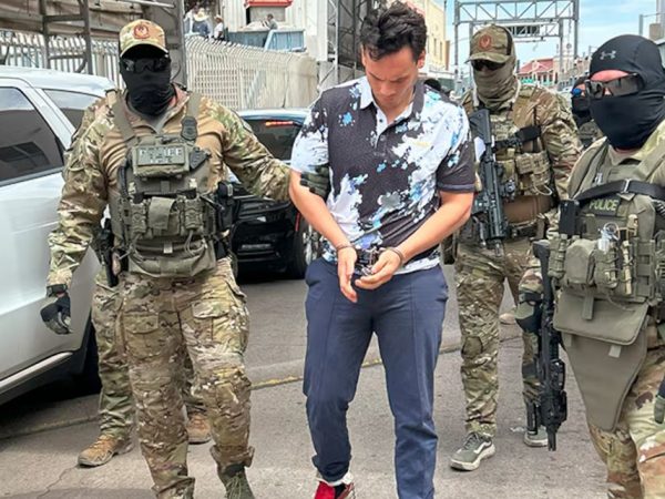 Un juez federal en Hermosillo, Sonora, ordenó llevar a juicio al exboxeador Julio César Chávez Jr. por los delitos de tráfico de armas