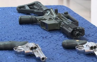 Un operativo conjunto entre la Policía Nacional y las Fuerzas Armadas permitió el decomiso de un arsenal en un patio de carros
